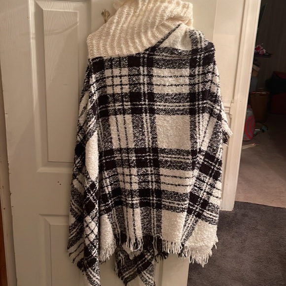 This is a black and white wool shaw - Picture 2 of 2